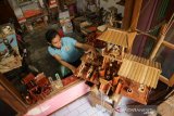 Muhammad Idris Hanafi, menyelesaikan kerajinan tangan kincir air dari bambu di Desa Mayangan, Kecamatan Jogoroto, Kabupaten Jombang, Jawa Timur, Sabtu (6/3/2021). Hasil kerajinan kincir air bambu yang dijual secara online ini dibanderol dengan harga mulai Rp 180 ribu-jutaan rupiah per buah tergantung ukuran serta tingkat kerumitan. Antara Jatim/Syaiful Arif/zk