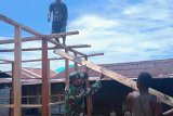 Babinsa Koramil Yapsel bantu bangun rumah warga binaan