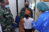 Vaksinator menyuntikkan vaksin COVID-19 kepada veteran di Denpasar, Bali, Selasa (9/3/2021). Kesdam IX/Udayana mulai melakukan vaksinasi COVID-19 untuk para veteran dan purnawirawan serta membuka layanan vaksinasi dengan sistem 'drive thru' bagi para penyandang disabilitas. ANTARA FOTO/Fikri Yusuf/nym.