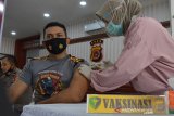 VAKSINASI TAHAP DUA POLDA ACEH. Petugas kesehatan menyuntikkan vaksin COVID-19 kepada personil Polda Aceh, di Banda Aceh, Aceh, Selasa (9/3/2021). 
Vaksinasi tahap kedua yang akan menyasar sebanyak 14.000 personil di jajaran Polda Aceh  itu, untuk  mendukung percepatan program pemerintah dalam penanggulangan dan pencegahan penyebaran COVID-19. ANTARA FOTO/Ampelsa.