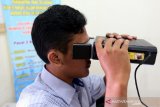 Warga melakukan perekaman mata untuk kartu tanda penduduk elektronik (e-KTP) di Banda Aceh, Aceh, Selasa (9/3/2021). Antara Aceh/Irwansyah Putra.