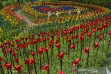 Pengunjung swafoto di Taman Kincir Jabal Nur, Desa Sukasetia, Kecamatan Cisayong, Kabupaten Tasikmalaya, Jawa Barat, Selasa (9/3/2021). Wisata taman kincir warna-warni yang berada di kaki Gunung Talaga Bodas tersebut memiliki 15.000 kincir angin yang menjadi spot foto favorit untuk wisatawan saat libur akhir pekan dan juga memiliki wahana lainnya seperti kolam renang, penginapan serta camping ground. ANTARA JABAR/Adeng Bustomi/agr
