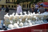 Pemusnahan Narkotika Jaringan Timur Tengah. Gubernur Aceh Nova Iriansyah (tengah) bersama rombongan Forkopimda menyaksikan barang bukti tindak kejahatan narkotika jenis sabu-sabu sebelum dilakukan pemusnahan di Polda Aceh, Banda Aceh, Aceh, Rabu (10/3/2021). Sebanyak 404 kilogram narkotika jenis sabu-sabu asal Timur Tengah yang ditangkap Polda Aceh di perairan Selat Malaka bersama sembilan tersangka pada Januari 2021 tersebut dimusnahkan dengan cara diaduk dengan semen bercampur air menggunakan mesin molen. ANTARA FOTO/Ampelsa