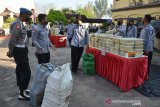 Musnahkan Sabu asal Timur Tengah. Personel Polda Aceh menata barang bukti tindak kejahatan narkotika jenis sabu-sabu saat pemusnahan di Banda Aceh, Aceh, Rabu (10/3/2021). Sebanyak 404 kilogram narkotika jenis sabu-sabu asal Timur Tengah yang ditangkap di perairan Selat Malaka  bersama sembilan tersangka pada Januari 2021 tersebut  dimusnahkan dengan cara diaduk dengan semen bercampur air menggunakan mesin molen. ANTARA FOTO/Ampelsa