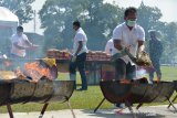 ODITURAT MILITER MUSNAHKAN GANJA DI ACEH. Prajurit TNI bersama pejabat Forkopimda Aceh memusnahkan barang bukti narkotika jenis ganja dengan cara dibakar di Banda Aceh, Aceh, Rabu (10/3/2021). Oditurat Militer I-01 Banda Aceh bersama pejabat Forkopimda memusnahkan sebanyak 158 kilogram ganja dan 13,6 kilogram sabu dan mengamankan tiga prajurit TNI sebagai pelaku kejahatan narkotika.  ANTARA FOTO/Ampelsa.