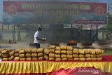 ODITURAT MILITER MUSNAHKAN GANJA DI ACEH. Prajurit TNI bersama pejabat Forkopimda Aceh memusnahkan barang bukti narkotika jenis ganja dengan cara dibakar di Banda Aceh, Aceh, Rabu (10/3/2021). Oditurat Militer I-01 Banda Aceh bersama pejabat Forkopimda memusnahkan sebanyak 158 kilogram ganja dan 13,6 kilogram sabu dan mengamankan tiga prajurit TNI sebagai pelaku kejahatan narkotika.  ANTARA FOTO/Ampelsa.