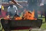 ODITURAT MILITER MUSNAHKAN GANJA DI ACEH. Prajurit TNI bersama pejabat Forkopimda Aceh memusnahkan barang bukti narkotika jenis ganja dengan cara dibakar di Banda Aceh, Aceh, Rabu (10/3/2021). Oditurat Militer I-01 Banda Aceh bersama pejabat Forkopimda memusnahkan sebanyak 158 kilogram ganja dan 13,6 kilogram sabu dan mengamankan tiga prajurit TNI sebagai pelaku kejahatan narkotika.  ANTARA FOTO/Ampelsa.