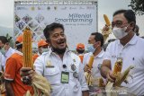 Menteri Pertanian Syahrul Yasin Limpo (kiri) bersama Direktur Hubungan Kelembagaan BNI Sis Apik Wijayanto (kanan) menunjukan jagung yang telah dipanen saat peluncuran program 