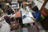  Pekerja membuat sarung bantal di Tiara Handicraft di Surabaya, Jawa Timur, Senin (8/3/2021). Tempat produksi berbagai produk kerajinan tekstil yang memberdayakan para difabel tersebut masih tetap bertahan ditengah pandemi COVID-19 dengan memanfaatkan media sosial maupun 'market place' untuk memasarkan produk-produknya. Antara Jatim/Didik Suhartono/zk