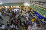 Suasana vaksinasi COVID-19 untuk wartawan di Gedung PWI Kalsel, Banjarmasin, Kalimantan Selatan, Rabu (10/3/2021). Dinas Kesehatan Provinsi Kalimantan Selatan berkerjasama dengan Persatuan Wartawan Indonesia (PWI) Kalsel dan sejumlah organisasi wartawan lainnya menggelar vaksinasi COVID-19 yang diikuti sebanyak 370 awak media di Kalimantan Selatan sebagai upaya membantu program pemerintah dalam penanggulangan pandemi COVID-19. Foto Antaranews Kalsel/Bayu Pratama S.