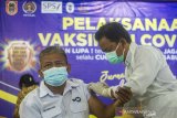 Vaksinator menyuntikkan vaksin COVID-19 kepada wartawan di Gedung PWI Kalsel, Banjarmasin, Kalimantan Selatan, Rabu (10/3/2021). Dinas Kesehatan Provinsi Kalimantan Selatan berkerjasama dengan Persatuan Wartawan Indonesia (PWI) Kalsel dan sejumlah organisasi wartawan lainnya menggelar vaksinasi COVID-19 yang diikuti sebanyak 370 awak media di Kalimantan Selatan sebagai upaya membantu program pemerintah dalam penanggulangan pandemi COVID-19. Foto Antaranews Kalsel/Bayu Pratama S.