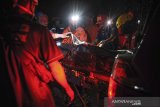 Petugas mengevakuasi jenazah korban kecelakaan bus PO Sri Padma Kencana di Wado, Kabupaten Sumedang, Jawa Barat, Kamis (11/3/2021) dini hari. Hingga Kamis (11/3) dini hari, petugas mencatat sebanyak 23 orang meninggal dunia dalam kecelakaan tersebut serta 28 korban selamat dilarikan ke RSUD Kabupaten Sumedang. ANTARA JABAR/Raisan Al Farisi/agr