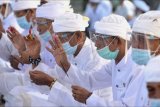 Umat Hindu mengikuti upacara Melasti menjelang Hari Raya Nyepi Tahun Saka 1943 di Pantai Kuta, Bali, Kamis (11/3/2021). Ritual Melasti untuk menyucikan alam agar Hari Raya Nyepi dapat berjalan hening serta damai tersebut dilakukan oleh perwakilan desa adat dengan jumlah terbatas serta menerapkan protokol kesehatan untuk mencegah penyebaran pandemi COVID-19. ANTARA FOTO/Fikri Yusuf/nym.