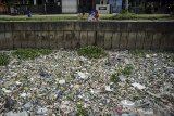 Sejumlah anak mengamati sampah yang menumpuk di Sungai Cikijing, Rancaekek, Kabupaten Bandung, Jawa Barat, Kamis (11/3/2021). Sampah yang menumpuk sepanjang 50 meter di sungai yang bermuara ke Sungai Citarum tersebut membuat bau yang tidak sedap serta warga berharap agar dinas terkait untuk membersihkan sampah yang berpotensi menimbulkan berbagai penyakit. ANTARA JABAR/Raisan Al Farisi/agr