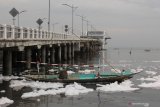 Busa putih mengapung terbawa arus dari bawah Jembatan Suroboyo, Surabaya, Jawa Timur, Rabu (10/3/2021). Busa putih yang mengalir ke Selat Madura itu muncul diduga akibat limbah. Antara Jatim/Didik Suhartono/zk