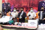 Sejumlah petugas menunjukkan barang bukti benih lobster saat ungkap kasus di Polresta Sidoarjo, Jawa Timur, Rabu (10/3/2021). Satreskrim Polresta Sidoarjo berhasil menangkap lima tersangka dengan barang bukti tas koper yang berisi 31 roll plastik bayi lobster pasir berisi 31.000 ekor dan dua roll plastik bayi lobster mutiara berisi 2000 ekor serta satu tabung gas oksigen, 70 buah toples plastic, 20 selang air rator, tiga buah bak penampungan, dua buah sterofoam dan tiga pax kantong plastic baru. Antara Jatim/Umarul Faruq/zk