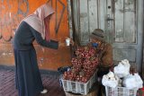 Pramusaji membagikan kopi gratis kepada  pedagang dalam peringatan Hari Kopi Nasional di Kedai Klodjen Djaja, Malang, Jawa Timur, Kamis (11/3/2021). Kegiatan tersebut bertujuan memperkenalkan cita rasa kopi khas nusantara antara lain kopi Aceh Gayo, Buleleng dan Arjuna. Antara Jatim/Ari Bowo Sucipto/zk