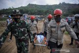 Petugas TNI dan Polri membawa korban bencana saat mengikuti simulasi tanggap bencana di Batujajar, Kabupaten Bandung Barat, Jawa Barat, Jumat (12/3/2021). Simulasi yang digelar oleh BNPB dan BPBD Jawa Barat tersebut ditujukan untuk meningkatkan kewaspadaan masyarakat setempat di daerah rawan bencana. ANTARA JABAR/Raisan Al Farisi/agr