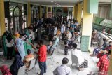 Sejumlah imam dan takmir masjid mengikuti vaksinasi COVID-19 di Masjid Agung Sidoarjo, Jawa Timur, Rabu (10/3/2021). Vaksinasi yang diikuti 200 imam dan takmir masjid se-kabupaten Sidoarjo tersebut selain sebagai pencegahan COVID-19, juga untuk persiapan pelaksanaan ibadah bulan suci Ramadhan warga bisa menjalankan  dengan khusyu dan tenang. Antara Jatim/Umarul Faruq/zk