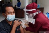 Petugas medis menyuntikkan vaksin COVID-19 Sinovac dosis kedua kepada wartawan penerima vaksin di Puskesmas Tawangrejo,Kota Madiun, Jawa Timur, Rabu (10/3/2021). Vaksinasi COVID-19 dosis kedua tersebut diikuti sekitar 50 wartawan sebagai upaya penanggulangan pandemi COVID-19. Antara Jatim/Siswowidodo/zk