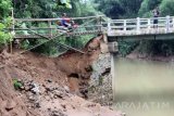 Jembatan di Simpati Pasaman yang putus karena banjir telah diperbaikin darurat dan sudah bisa dilalui