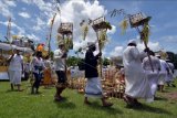 Umat Hindu melakukan ritual penyucian saat upacara Tawur Agung Kesanga dalam rangkaian Hari Raya Nyepi Tahun Baru Saka 1943 di Denpasar, Bali, Sabtu (13/3/2021). Upacara untuk membersihkan alam semesta dan menetralisir sifat-sifat jahat agar menjadi lebih baik tersebut digelar dengan menerapkan protokol kesehatan dan mengatur jumlah umat guna mencegah terjadinya penyebaran COVID-19 klaster upacara keagamaan. ANTARA FOTO/Nyoman Hendra Wibowo/nym.