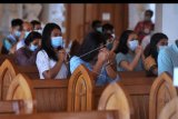 Umat Katolik mengikuti ibadah misa mingguan di Gereja Katolik Roh Kudus Katedral Denpasar, Bali, Sabtu (13/3/2021). Seluruh gereja Keuskupan Denpasar di wilayah Bali mengubah jadwal ibadah misa hari Minggu (14/3) yang bertepatan dengan Hari Raya Nyepi tahun Saka 1943 menjadi Sabtu (13/3). ANTARA FOTO/Fikri Yusuf/nym.