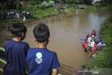 Sejumlah anggota komunitas membersihkan sampah di bantaran sungai saat aksi bersih Sungai Citarik di Desa Cibodas, Solokan Jeruk, Kabupaten Bandung, Jawa Barat, Minggu (14/3/2021). Aksi bersih Sungai Citarik yang diikuti oleh berbagai komunitas pecinta alam dan lingkungan tersebut digelar dalam rangka menyambut Hari Air Sedunia yang jatuh pada 22 Maret mendatang serta sebagai salah satu langkah untuk memaksimalkan potensi wisata di daerah aliran sungai. ANTARA JABAR/Raisan Al Farisi/agr