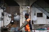 Petugas Satpol PP berjalan di area bekas Penjara Kalisosok di Surabaya, Jawa Timur, Jumat (12/3/2021). Penjara Kalisosok yang merupakan bangunan cagar budaya itu kondisinya memprihatinkan dengan sejumlah bagian gedung yang rusak. Antara Jatim/Didik Suhartono/zk