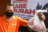 Warga memperlihatkan cabai dalam kantong plastik saat operasi pasar cabai murah untuk pelaku Usaha Mikro Kecil Menengah (UMKM) di Kediri, Jawa Timur, Jumat (12/3/2021). Pemerintah daerah setempat menyiapkan 300 kilogram cabai rawit merah dengan harga Rp50 ribu per kilogram guna membantu pelaku UMKM kuliner karena tingginya harga cabai di pasaran hingga Rp120 ribu per kilogram. Antara Jatim/Prasetia Fauzani/zk