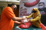 Warga membeli cabai saat operasi pasar cabai murah untuk pelaku Usaha Mikro Kecil Menengah (UMKM) di Kediri, Jawa Timur, Jumat (12/3/2021). Pemerintah daerah setempat menyiapkan 300 kilogram cabai rawit merah dengan harga Rp50 ribu per kilogram guna membantu pelaku UMKM kuliner karena tingginya harga cabai di pasaran hingga Rp120 ribu per kilogram. Antara Jatim/Prasetia Fauzani/zk