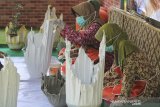 Sejumlah lansia menyelesaikan pembuatan pot bunga berbahan limbah kain di Saung Belajar Lansia desa Tegalurung, Indramayu, Jawa Barat, Minggu (14/3/2021). Kerajinan pot berbahan limbah kain dan semen tersebut kemudian dijual seharga Rp30 ribu hingga Rp70 ribu tergantung ukuran. ANTARA JABAR/Dedhez Anggara/agr
