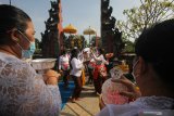 Umat Hindu mengikuti upacara Melasti di Pura Segara di Surabaya, Jawa Timur, Sabtu (13/3/2021). Upacara Melasti dalam menyambut Hari Raya Nyepi tahun baru Saka 1943 di Pura Segara tersebut digelar dengan menerapkan protokol kesehatan serta membatasi jumlah kehadiran warga yang mengikuti upacara itu. Antara Jatim/Didik Suhartono/zk