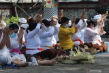 Umat Hindu mengikuti upacara Melasti di Pura Segara di Surabaya, Jawa Timur, Sabtu (13/3/2021). Upacara Melasti dalam menyambut Hari Raya Nyepi tahun baru Saka 1943 di Pura Segara tersebut digelar dengan menerapkan protokol kesehatan serta membatasi jumlah kehadiran warga yang mengikuti upacara itu. Antara Jatim/Didik Suhartono/zk