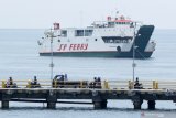 Kendaraan keluar dari kapal melintas di dermaga Pelabuhan Ketapang, Banyuwangi, Jawa Timur, Jumat (12/3/2021). PT Asdp Ketapang akan melakukan penutupan aktivitas penyeberangan dimulai pada 14 maret pukul 00.00 WIB dan dibuka kembali pada 15 maret pukul 05.00 WIB untuk menghormati umat Hindu di Bali yang merayakan Hari Raya Nyepi Caka 1943. Antara Jatim/Budi Candra Setya/zk