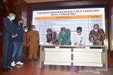 FK BUMN Dorong Pembangunan UKM di Aceh. Gubernur Aceh Nova Iriansyah (kiri) dan Staf Khusus Kementerian BUMN  Arya Sinulingga (kedua kiri) menyaksikan pimpinan perwakilan BUMN di Aceh menandatangani rencana kerja tahun 2021 di Banda Aceh, Aceh, Senin (15/3/2021). Dalam Rapat Kerja Forum Komunikasi BUMN di Aceh tahun 2021 itu mengagendakan dukungan BUMN dalam menggerakkan perekonomian Aceh, salah satunya peningkatan usaha kecil dan menengah (UKM). ANTARA FOTO/Ampelsa