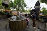 Umat Hindu melakukan ritual melukat atau pembersihan diri pada hari Ngembak Geni yang merupakan rangkaian Hari Raya Nyepi Tahun Saka 1943 di Pura Campuhan Windhu Segara, Denpasar, Bali, Senin (15/3/2021). Ritual melukat yang dilakukan oleh umat Hindu setelah menjalani 