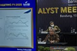 Direktur Utama Bank bjb Yuddy Renaldi (depan) bersama Direktur Operasional Tedi Setiawan (belakang) memberikan pemaparan pada kegiatan Analyst Meeting Fy-2020 Bank bjb secara virtual di Bandung, Jawa Barat, Senin (15/3/2021). Bank bjb memaparkan pencapaian bisnis positif sepanjang 2020 dengan perolehan laba secara konsolidasi mencapai Rp. 1,7 triliun atau tumbuh delapan persen secara year-on-year. ANTARA JABAR/Novrian Arbi/agr