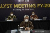 Direktur Utama Bank bjb Yuddy Renaldi (tengah) bersama Direktur Operasional Tedi Setiawan (kiri) dan  Direktur Information Technology, Treasury dan International Banking Rio Lanasier (kanan) memberikan pemaparan pada kegiatan Analyst Meeting Fy-2020 Bank bjb secara virtual di Bandung, Jawa Barat, Senin (15/3/2021). Bank bjb memaparkan pencapaian bisnis positif sepanjang 2020 dengan perolehan laba secara konsolidasi mencapai Rp. 1,7 triliun atau tumbuh delapan persen secara year-on-year. ANTARA JABAR/Novrian Arbi/agr