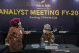 Direktur Utama Bank bjb Yuddy Renaldi (kanan) berbincang dengan Direktur Keuangan dan Manajemen Resiko Nia Kania (kiri) saat kegiatan Analyst Meeting Fy-2020 Bank bjb secara virtual di Bandung, Jawa Barat, Senin (15/3/2021). Bank bjb memaparkan pencapaian bisnis positif sepanjang 2020 dengan perolehan laba secara konsolidasi mencapai Rp. 1,7 triliun atau tumbuh delapan persen secara year-on-year. ANTARA JABAR/Novrian Arbi/agr