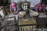 Pekerja memproduksi keripik kaca dengan cara tradisional di Desa Warnasigra, Kabupaten Ciamis, Jawa Barat, Senin (15/3/2021). Perajin mampu memproduksi keripik kaca lima kuintal per hari dengan harga jual Rp20 ribu per kilogram. ANTARA JABAR/Adeng Bustomi/agr