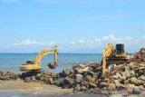 Pembuatan Tanggul Abrasi Pantai Padang