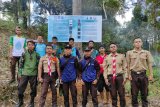 Pramuka SMKN 1 Mendo Barat, Kabupaten Bangka saat mengunjungi peninggalan Sejarah Prasasti Kota Kapur di Desa Kota Kapur Kabupaten Bangka pada Minggu (14/3). Disela-sela kunjungan tersebut mereka membersihkan area peninggalan sejarah tersebut agar selalu bersih dan terawat demi menjaga kelestarian cagar budaya di Kepulauan Babel.  (babel.antaranews.com/Syahrul)
