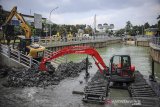 Pekerja mengoperasikan alat berat untuk mengeruk sedimentasi di Kolam Retensi Gedebage, Bandung, Jawa Barat, Rabu (17/3/2021). Pengerukan sedimentasi di Kolam Retensi Gedebage tersebut dilakukan sebagai salah satu antisipasi banjir yang kerap kali terjadi di kawasan tersebut saat hujan mengguyur Kota Bandung. ANTARA JABAR/Raisan Al Farisi/agr