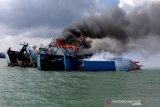 Eksekusi pemusnahan kapal penangkap ikan negara asing berbendera Malaysia di perairan pelabuhan Samudera Lampulo, Banda Aceh, Aceh, Kamis (18/3/2021). Kejaksaan Negeri Banda Aceh memusnahkan barang bukti tindak pidana perikanan yang telah diputuskan oleh Pengadilan Negeri Banda Aceh berupa dua unit kapal ikan negara asing beserta alat tangkapnya. Antara Aceh/Irwansyah Putra.