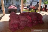 HIBAHKAN BAWANG MERAH IMPOR UNTUK DAYAH. Petugas memuat bawang merah impor ilegal ke mobil barang saat dihibahkan kepada sejumlah dayah di Kanwil Bea Cukai, Banda Aceh, Aceh, Kamis (18/3/2021). Kanwil Bea Cukai Aceh menghibahkan sebanyak 17 ton bawang merah impor ilegal hasil penangkapan di Aceh Utara setelah uji layak konsumsi kepada sejumlah dayah di Aceh. ANTARA FOTO/Ampelsa.