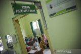 Seorang psikiater memeriksa seorang anak yang mengalami kecanduan gawai di Rumah Sakit Jiwa (RSJ) Provinsi Jawa Barat di Cisarua, Kabupaten Bandung Barat, Jawa Barat, Kamis (18/3/2021). Direktur RSJ Provinsi Jawa Barat Elly Marliani mengatakan sebanyak 14 orang pasien dengan gangguan kejiwaan dan lima orang pasien penderita adiksi (kecanduan) gawai menjalani perawatan di Klinik Kesehatan Jiwa Anak dan Remaja pada Januari hingga Februari 2021. ANTARA JABAR/Raisan Al Farisi/agr
