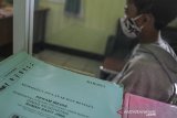Seorang anak yang mengalami kecanduan gawai menjalani pemeriksaan di Rumah Sakit Jiwa (RSJ) Provinsi Jawa Barat di Cisarua, Kabupaten Bandung Barat, Jawa Barat, Kamis (18/3/2021). Direktur RSJ Provinsi Jawa Barat Elly Marliani mengatakan sebanyak 14 orang pasien dengan gangguan kejiwaan dan lima orang pasien penderita adiksi (kecanduan) gawai menjalani perawatan di Klinik Kesehatan Jiwa Anak dan Remaja pada Januari hingga Februari 2021. ANTARA JABAR/Raisan Al Farisi/agr

