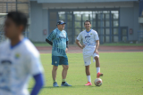 Ezra Walian latihan bareng Maung Bandung