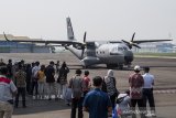 Sejumlah pegawai menyaksikan prosesi pelepasan Ferry Flight pesawat terbang CN235-220 Maritime Patrol Aircraft (MPA) di Hanggar Fixed Wing PT DI, Bandung, Jawa Barat, Jumat (19/3/2021). PT Dirgantara Indonesia (DI) melakukan ekspor satu unit pesawat terbang CN235-220 (Maritime Patrol Aircraft) MPA ke Republik Senegal yang mana pesawat tersebut nantinya akan dioperasikan oleh Senegal Air Force. ANTARA JABAR/M Agung Rajasa/agr